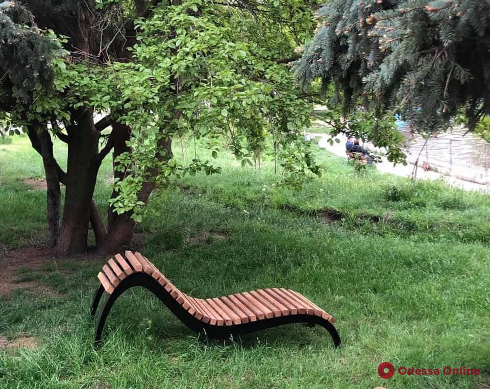Еще ближе к Европе: в одесском парке установили первую в городе скамью-топчан