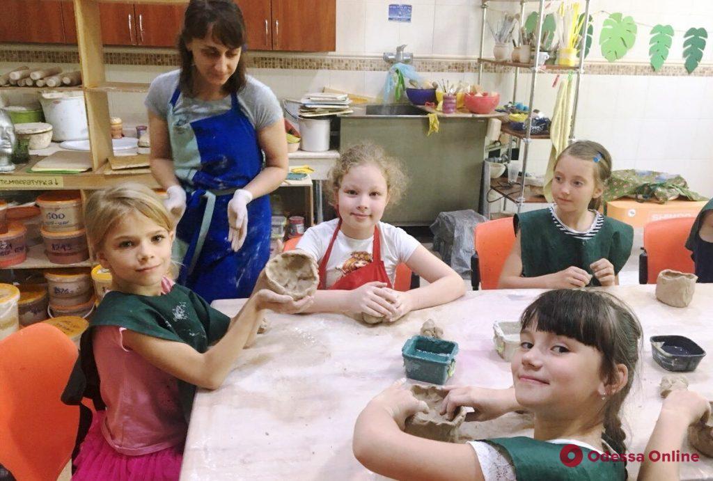 Иностранные языки, развлечения и спорт: в Одессе начали работу пришкольные лагеря