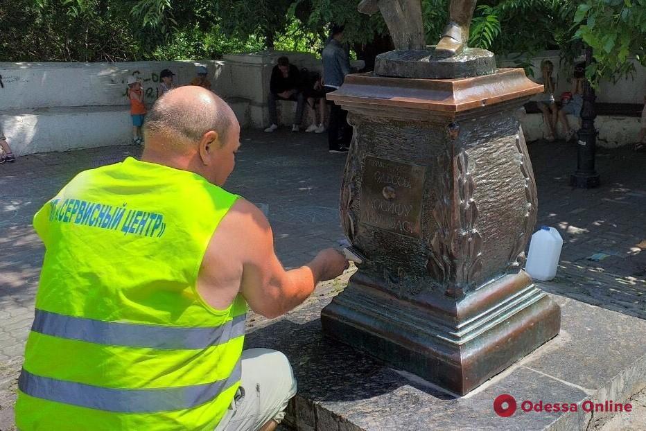 Одесские коммунальщики обрабатывают специальным раствором бронзовые памятники