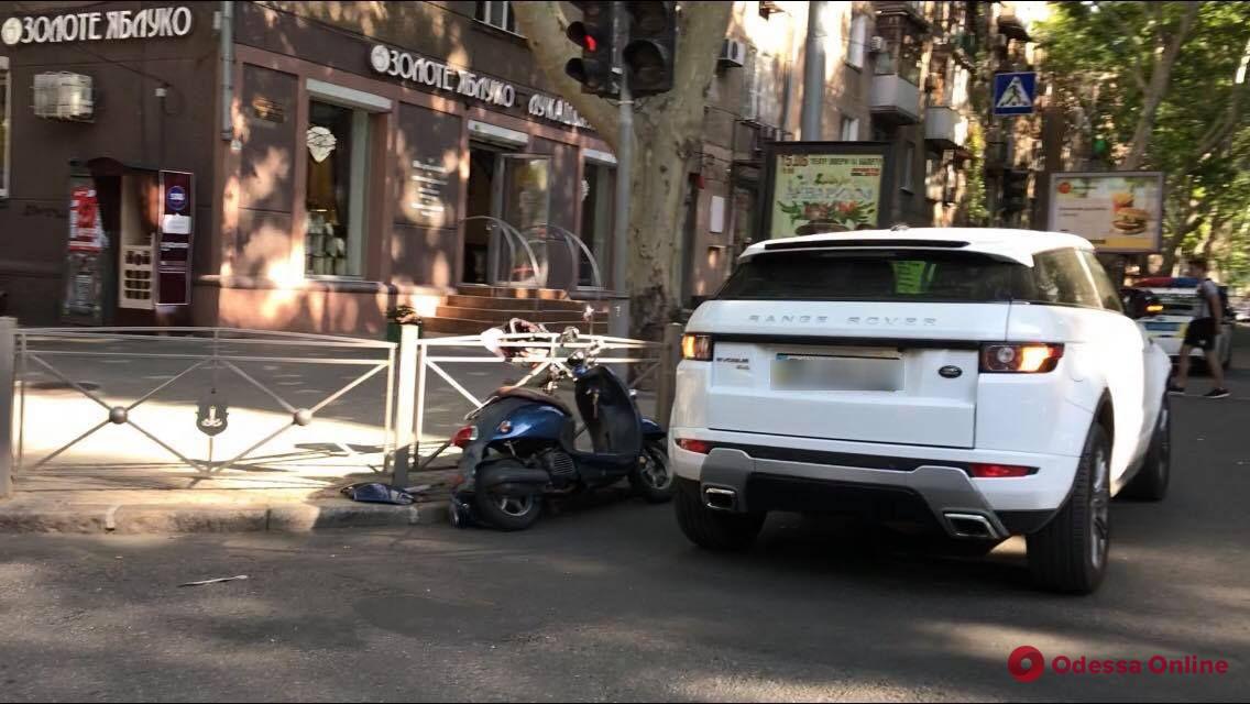 В центре Одессы столкнулись Range Rover и мопед
