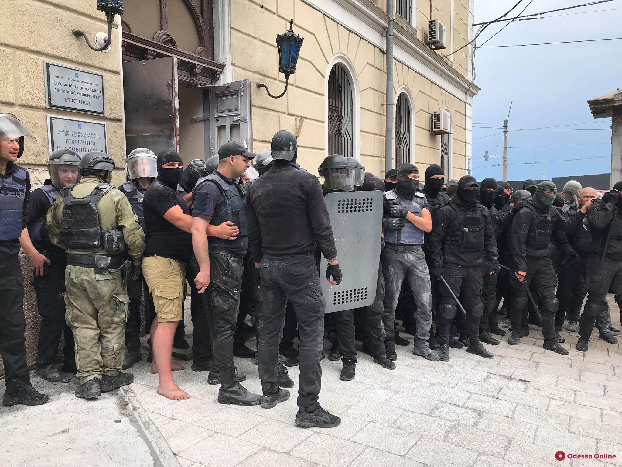 Война за Одесский медуниверситет: противники Запорожана заперлись в ректорате  — полиция штурмовала здание (видео, обновлено)
