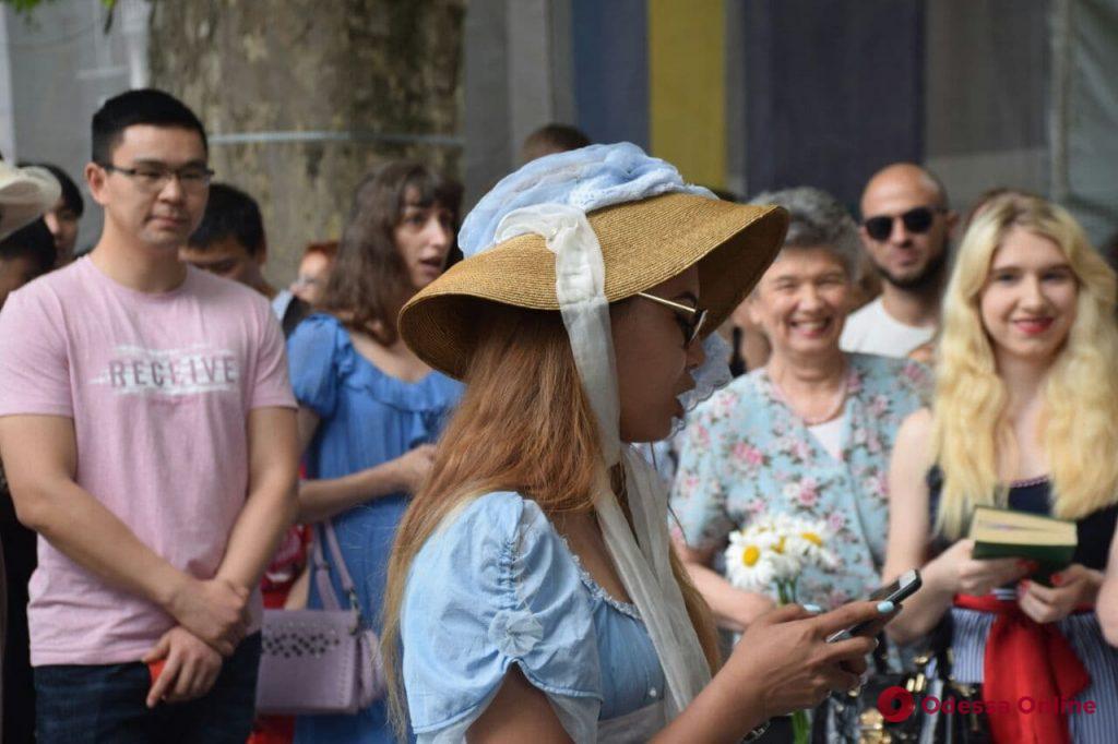 В Одессе иностранные студенты устроили литературный перформанс в день рождения Пушкина (фото, видео)