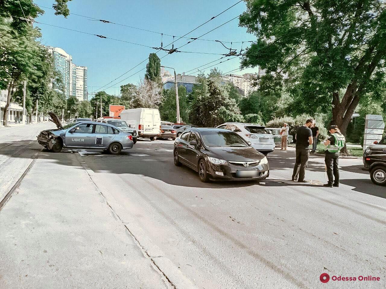 В Одессе столкнулись BMW и такси Uber