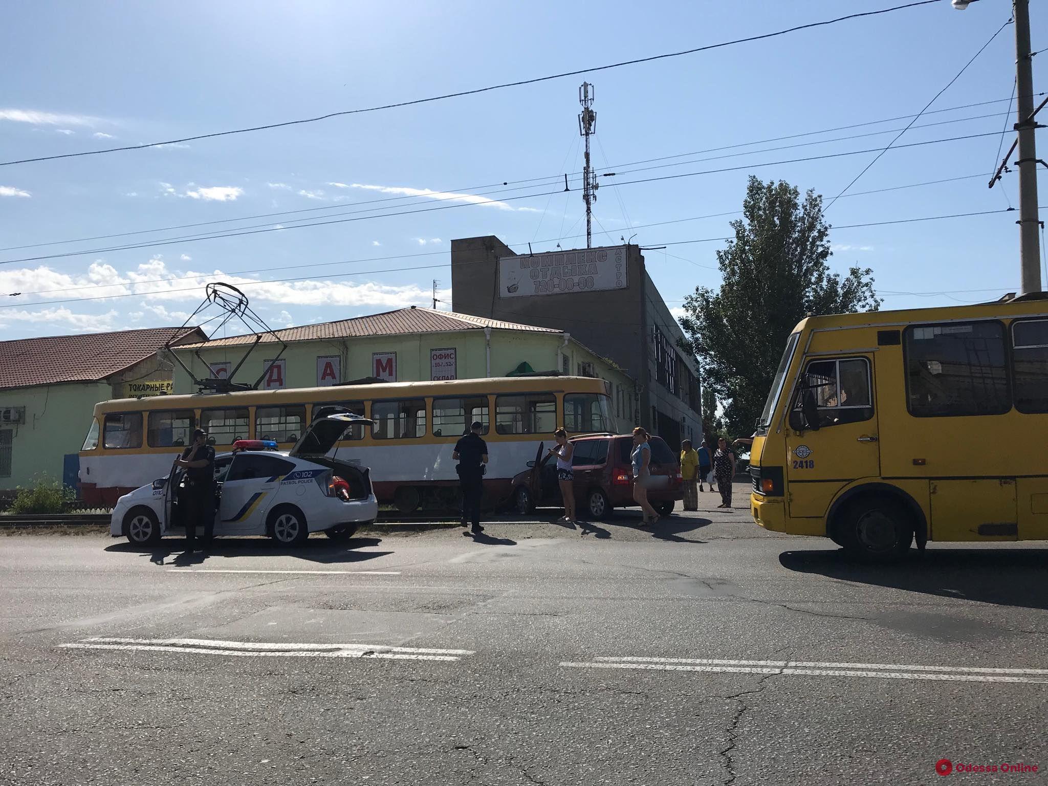 На Николаевской дороге автоледи врезалась в трамвай