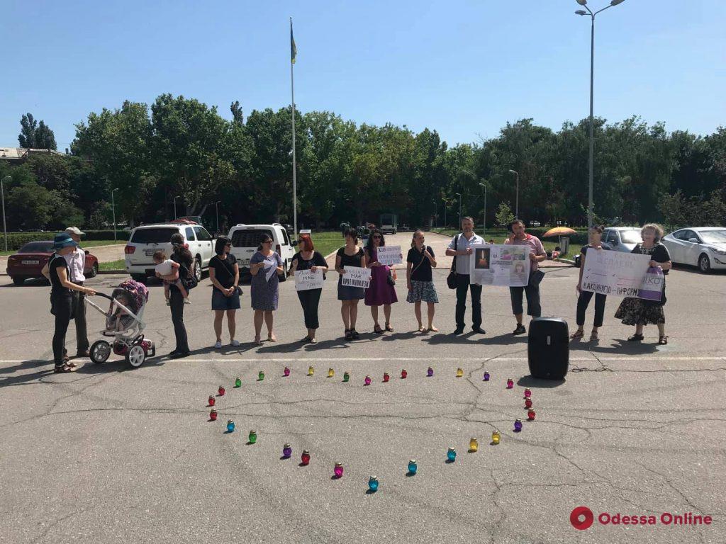 В Одессе прошел митинг в память об умерших после вакцинации детях