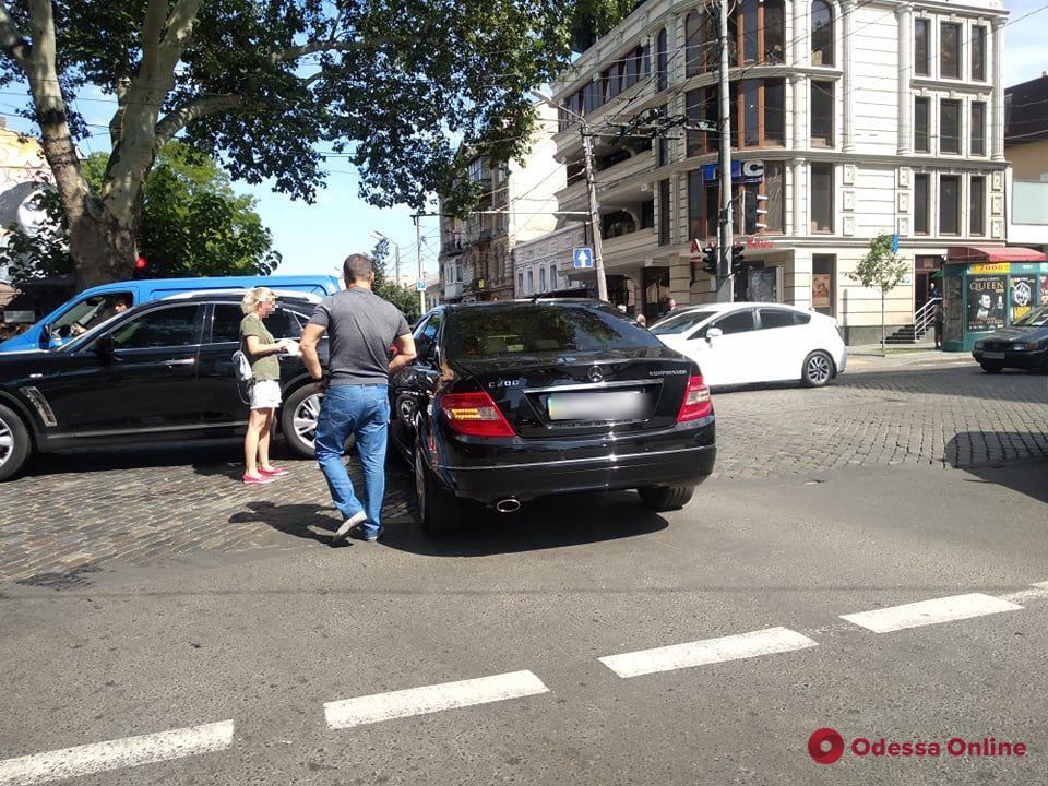 В центре Одессы столкнулись Infiniti и Mercedes