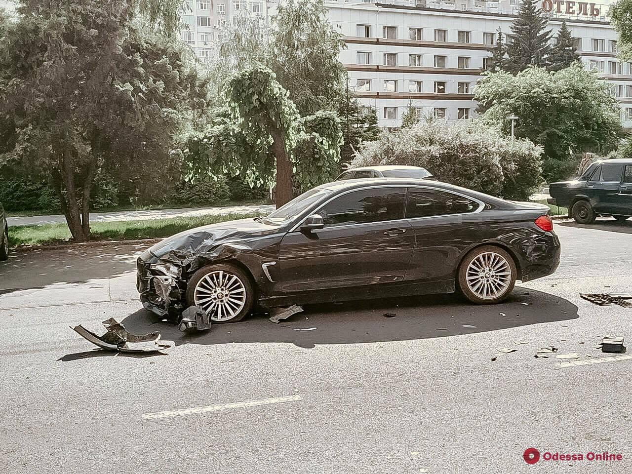 В Одессе столкнулись BMW и такси Uber