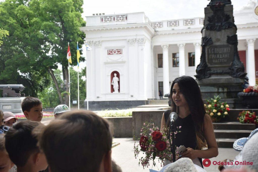 В Одессе иностранные студенты устроили литературный перформанс в день рождения Пушкина (фото, видео)