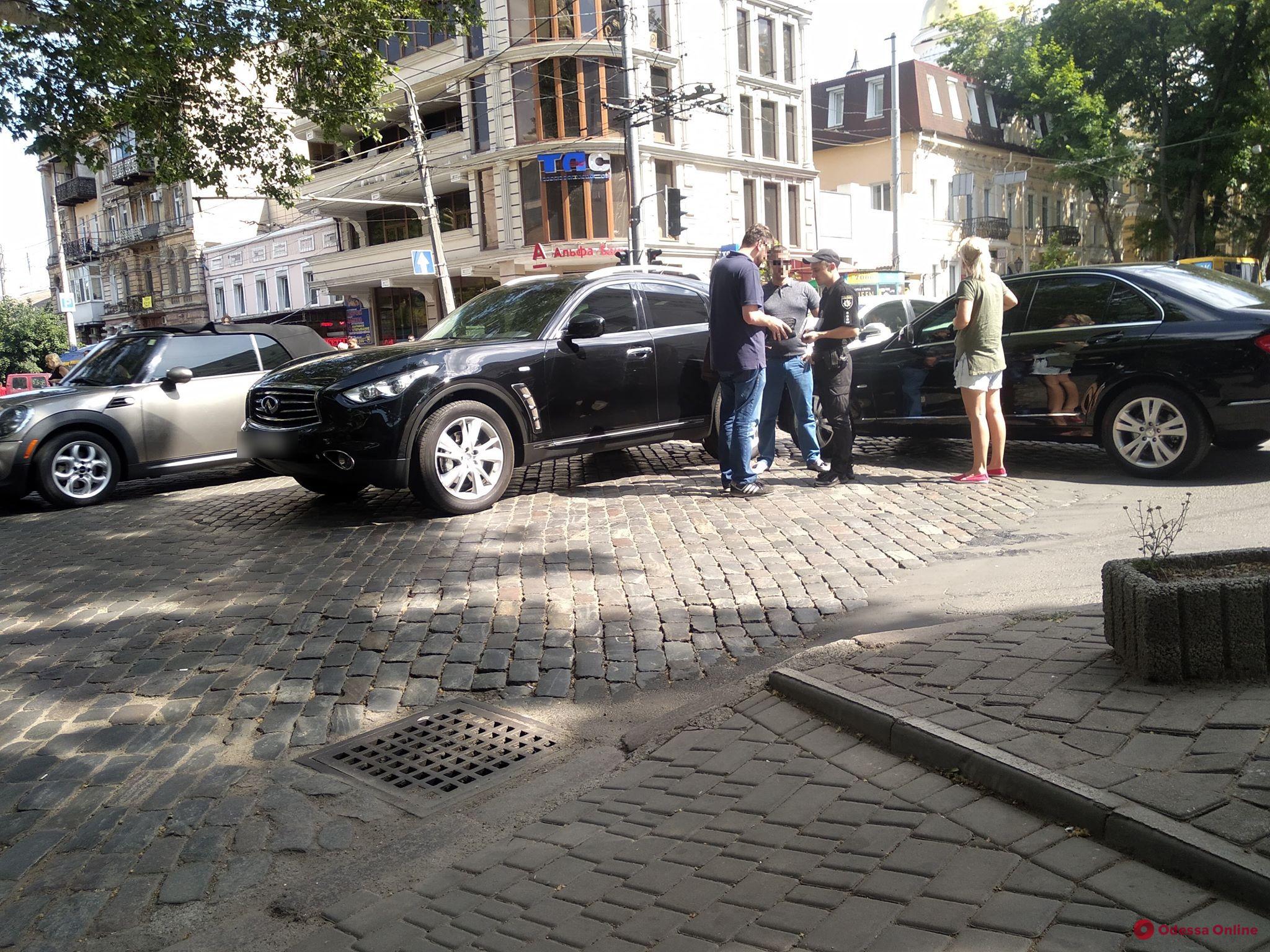 В центре Одессы столкнулись Infiniti и Mercedes