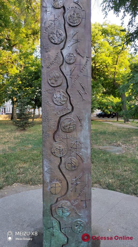 В Одессе вандалы изрисовали памятник греческим колонистам