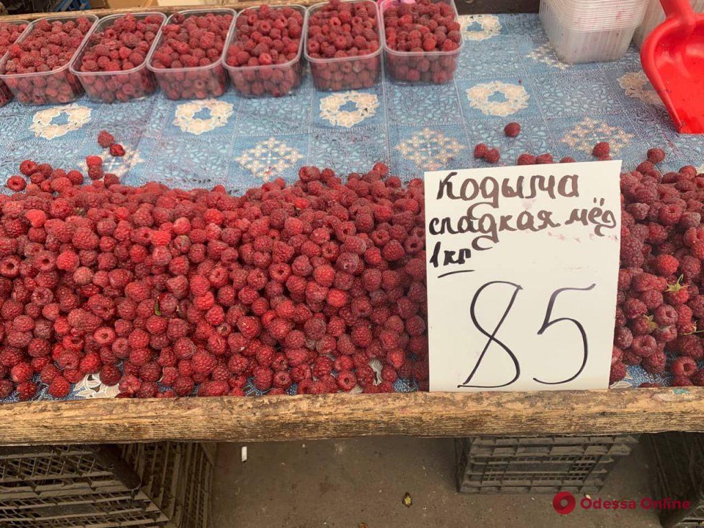 Спаржа, малина и крыжовник: воскресные цены на Одесском «Привозе»