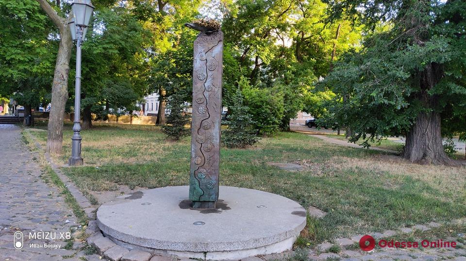 В Одессе вандалы изрисовали памятник греческим колонистам