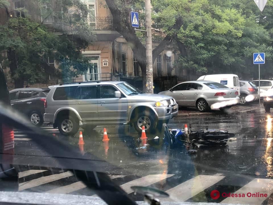 В центре Одессы столкнулись Mercedes и мотоцикл