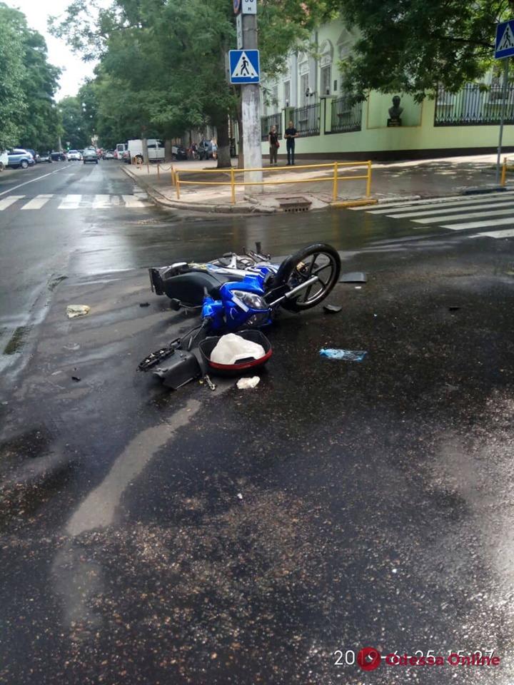 В центре Одессы столкнулись Mercedes и мотоцикл
