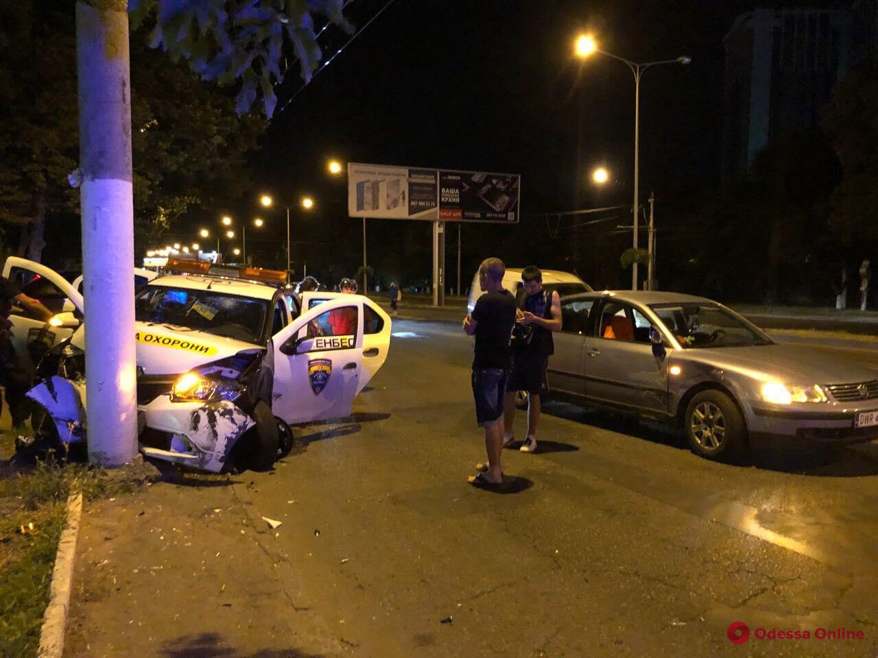 ДТП на Люстдорфской дороге: автомобиль службы охраны врезался в столб