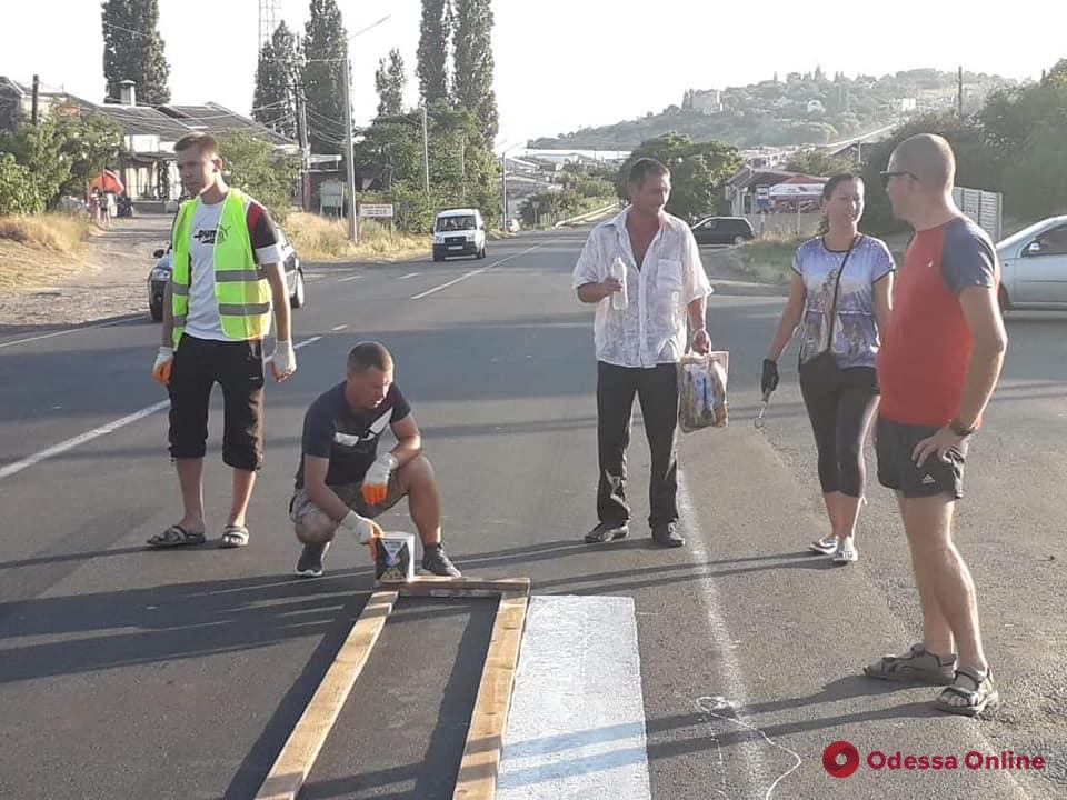 Жители села под Одессой сами восстановили «зебру» на пешеходном переходе