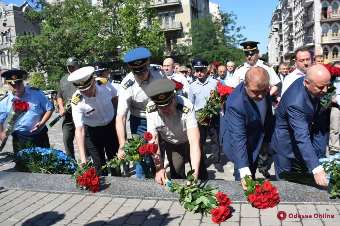 День Конституции в Одессе: к памятнику Шевченко возложили цветы (фото)