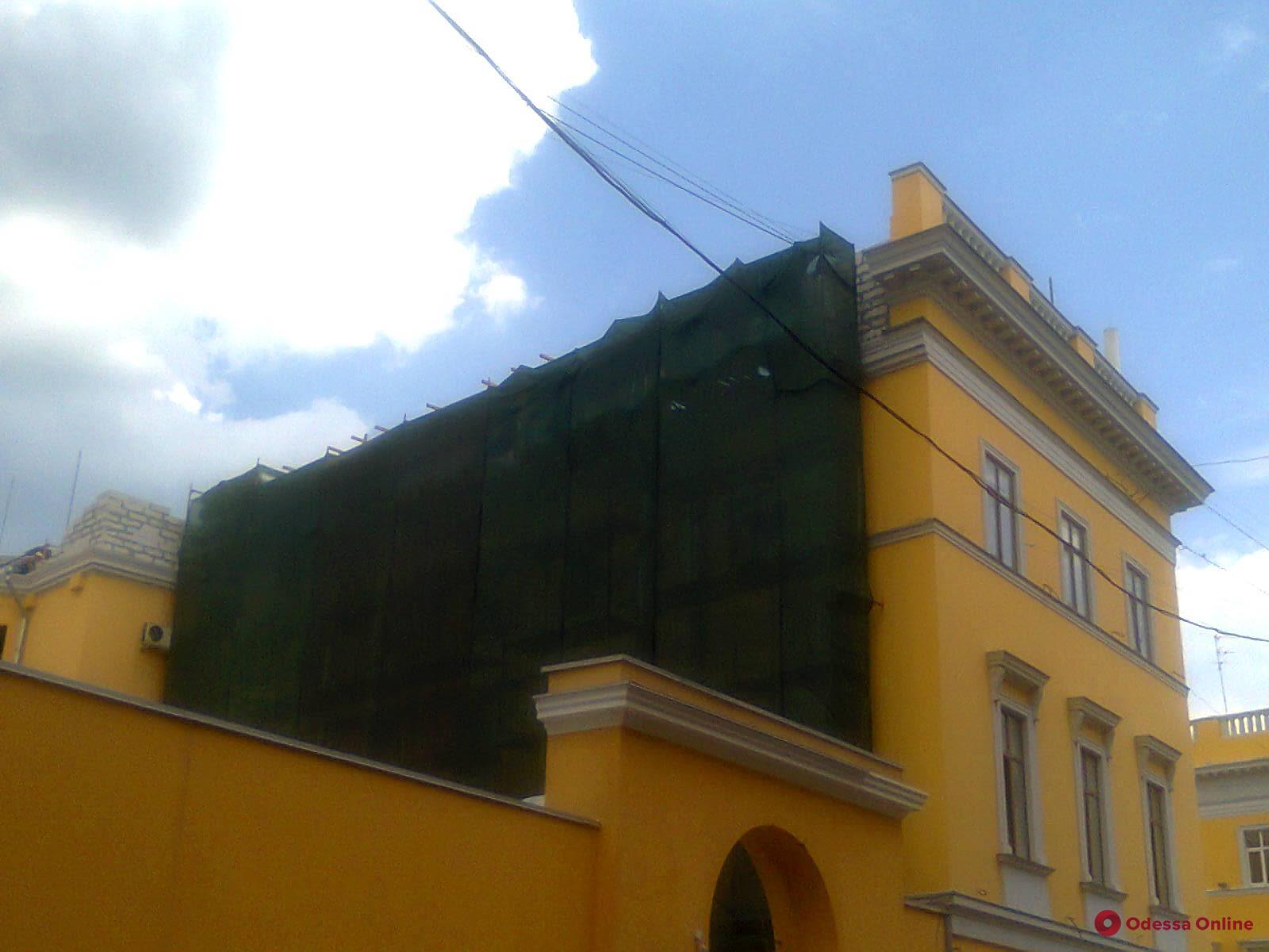 В Воронцовском переулке на памятнике архитектуры надстраивают этаж
