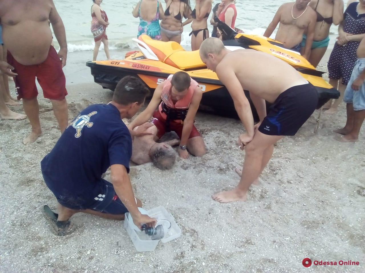 На пляже в Лузановке мужчина перенес клиническую смерть