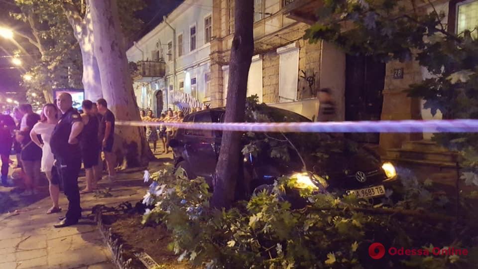 ДТП в центре Одессы: сбитое дерево упало на парня (обновлено)