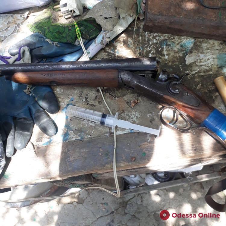 Одесская область: иностранец хранил дома оружие и наркотики