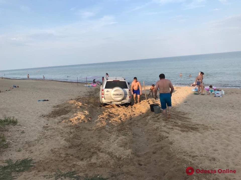 Внедорожник заехал на пляж в Санжейке и застрял в песке
