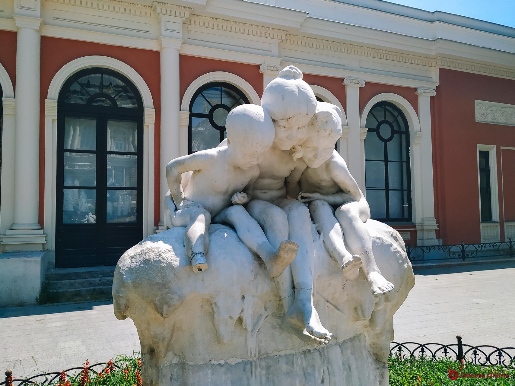 «Слезы абитуриентов» и загадочная девушка с кувшинами: одесские фонтаны, о которых вы могли не знать (фоторепортаж)