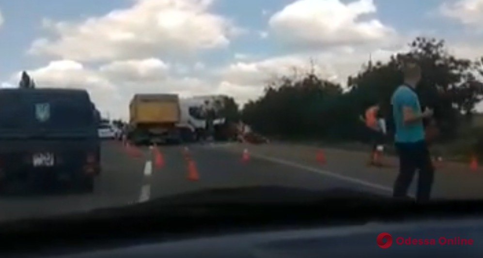 Под Одессой грузовик врезался в машину для нанесения разметки