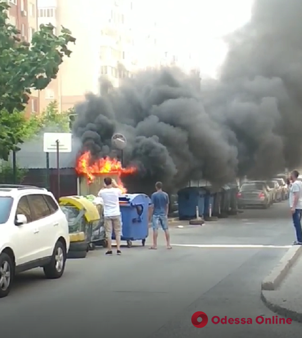 Во дворе ЖК «Радужный» тушили склад для мусорных контейнеров (видео)