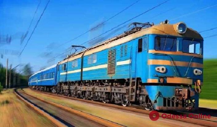 В Одессе человек попал под поезд: пассажирам пришлось покинуть состав