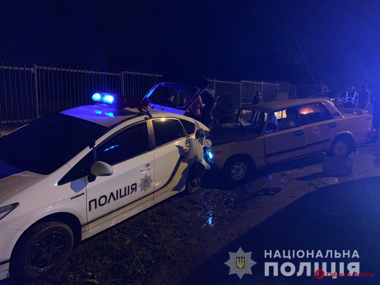 Одесская область: пьяный водитель на огромной скорости врезался в авто патрульных