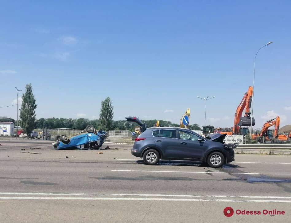 На трассе под Одессой перевернулся автомобиль