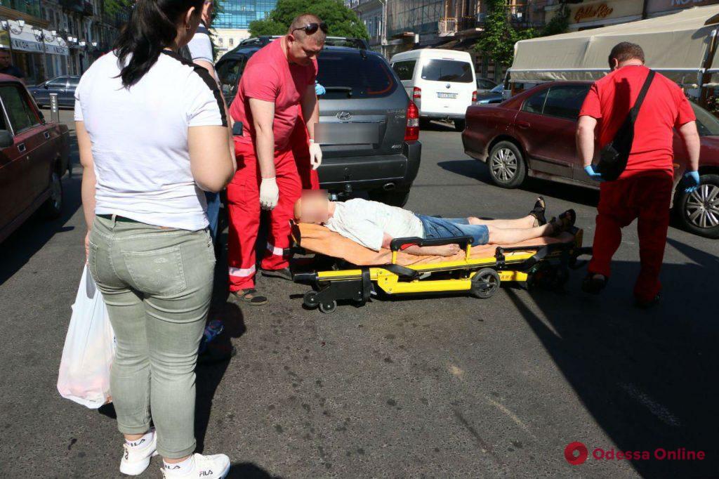 В центре Одессы девушка за рулем внедорожника сбила двух пешеходов