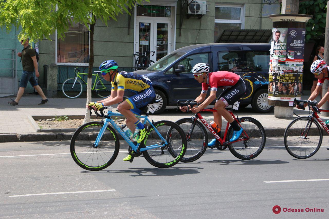 В центре города проходит международная велогонка «Гран-при Одесса»