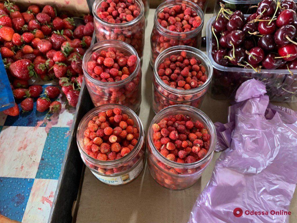 Кукуруза, персики и земляника: июньские цены на одесском «Привозе»