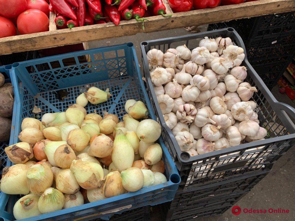 Кукуруза, персики и земляника: июньские цены на одесском «Привозе»