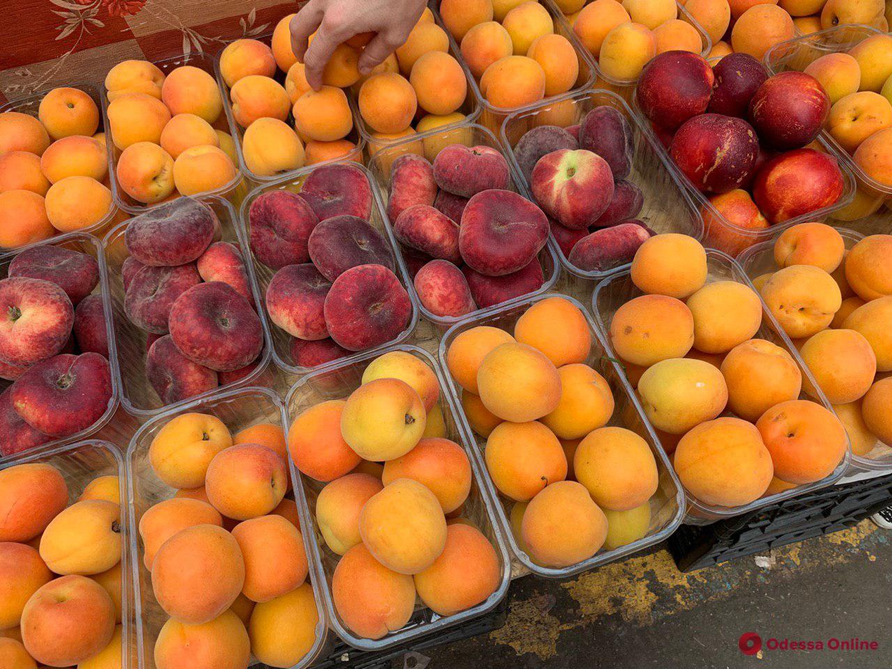 Инжирный персик, клубника и кабачки: воскресные цены на одесском «Привозе»