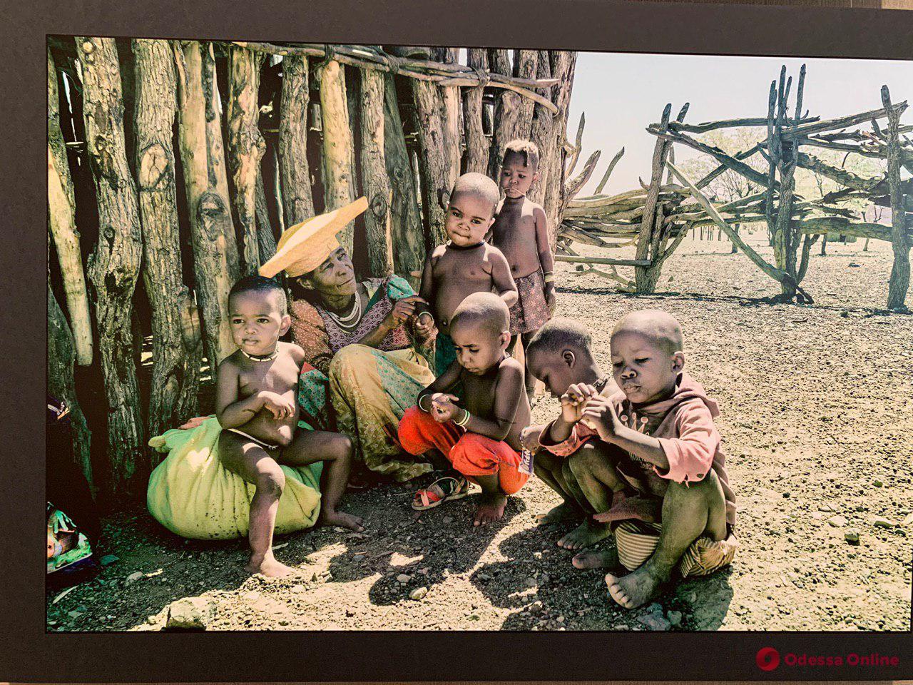 «Африканские приключения в четыре глаза»: в Одессе проходит выставка фотографий из Намибии