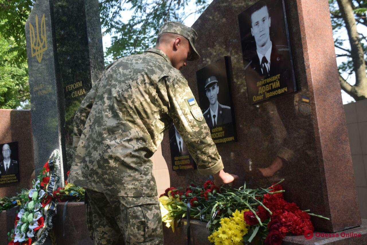 В Одессе установили памятник погибшим в зоне проведения АТО выпускникам военной академии