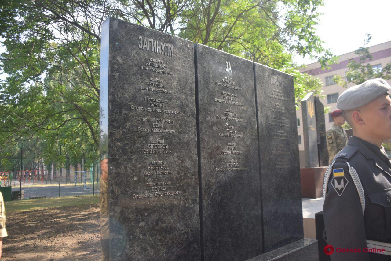 В Одессе установили памятник погибшим в зоне проведения АТО выпускникам военной академии