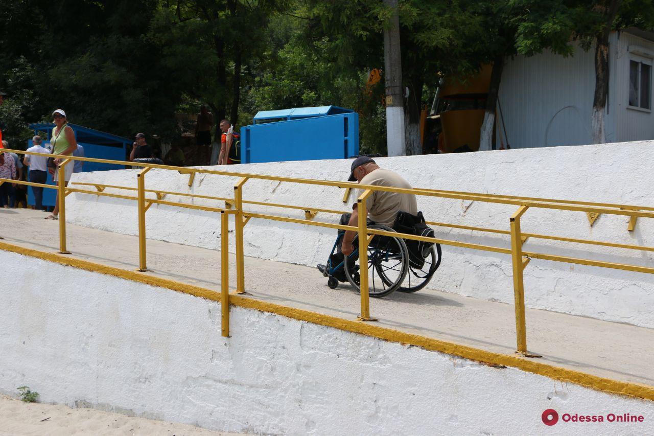 На пляже для инвалидов на 11-й станции Большого Фонтана закончили установку пандуса