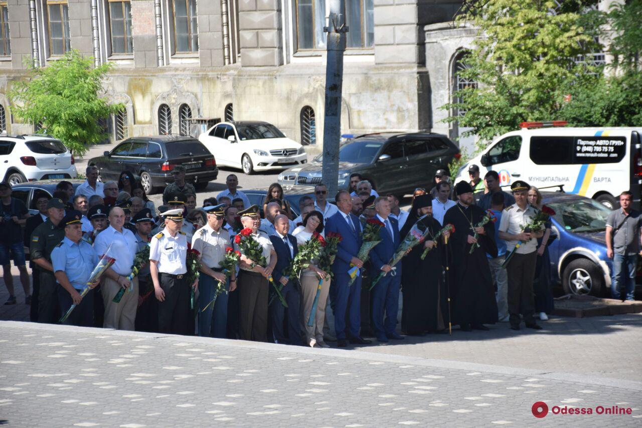 День Конституции в Одессе: к памятнику Шевченко возложили цветы (фото)