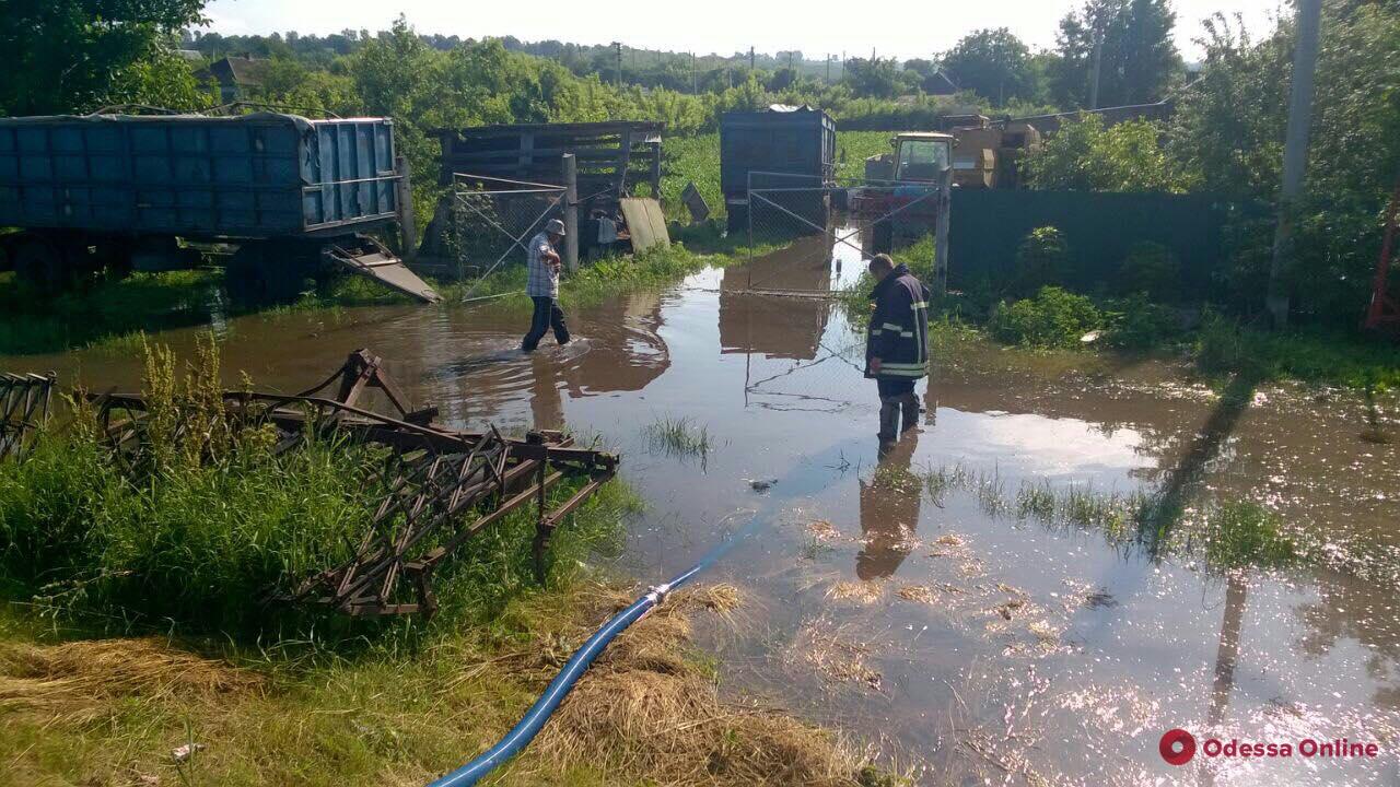 В Одесской области спасатели откачивают воду после сильного дождя