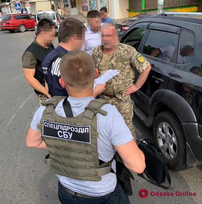 Одесса: руководитель районного военкомата погорел на взятке в 1000 долларов