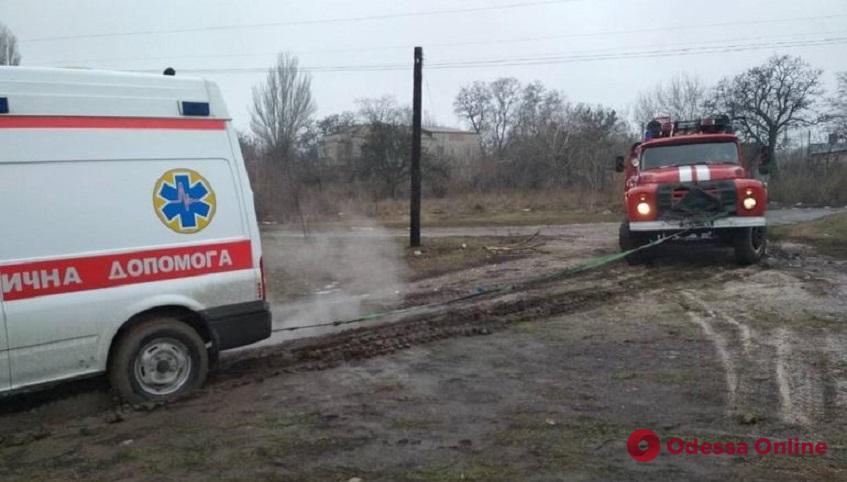 В Одесской области спасатели вытащили застрявшую в грязи машину скорой помощи