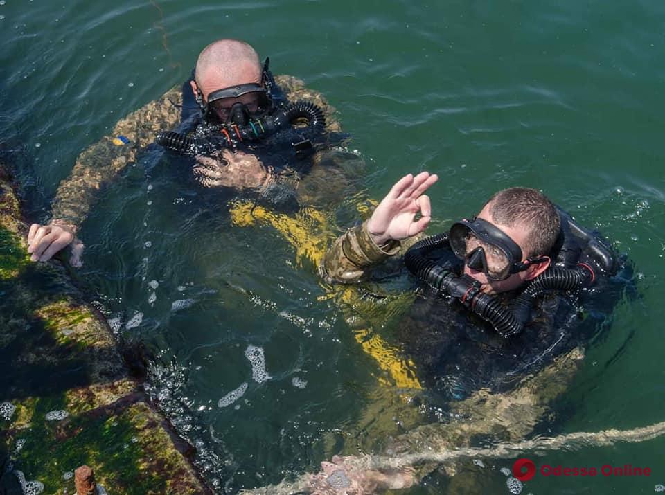 В Одессе военные моряки осваивают новое подводное снаряжение