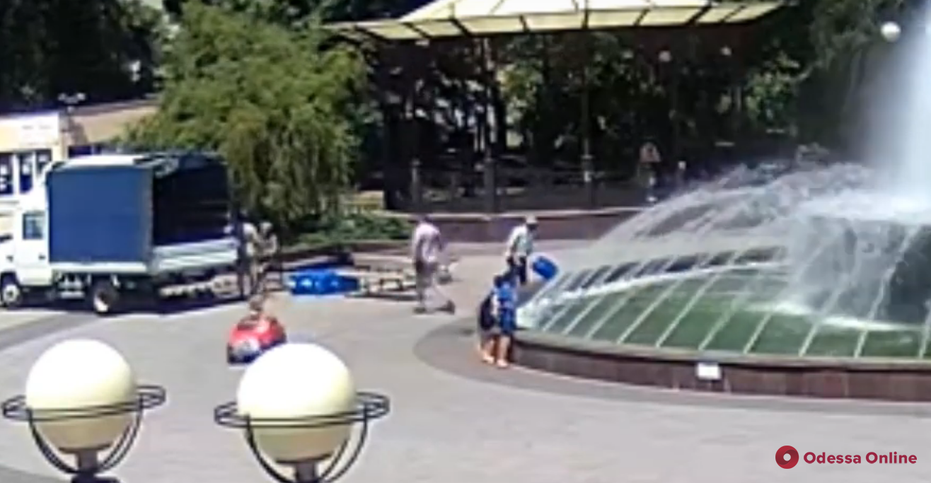 Мыли канистры: появилось видео, как испортили воду в фонтане на поселке Котовского