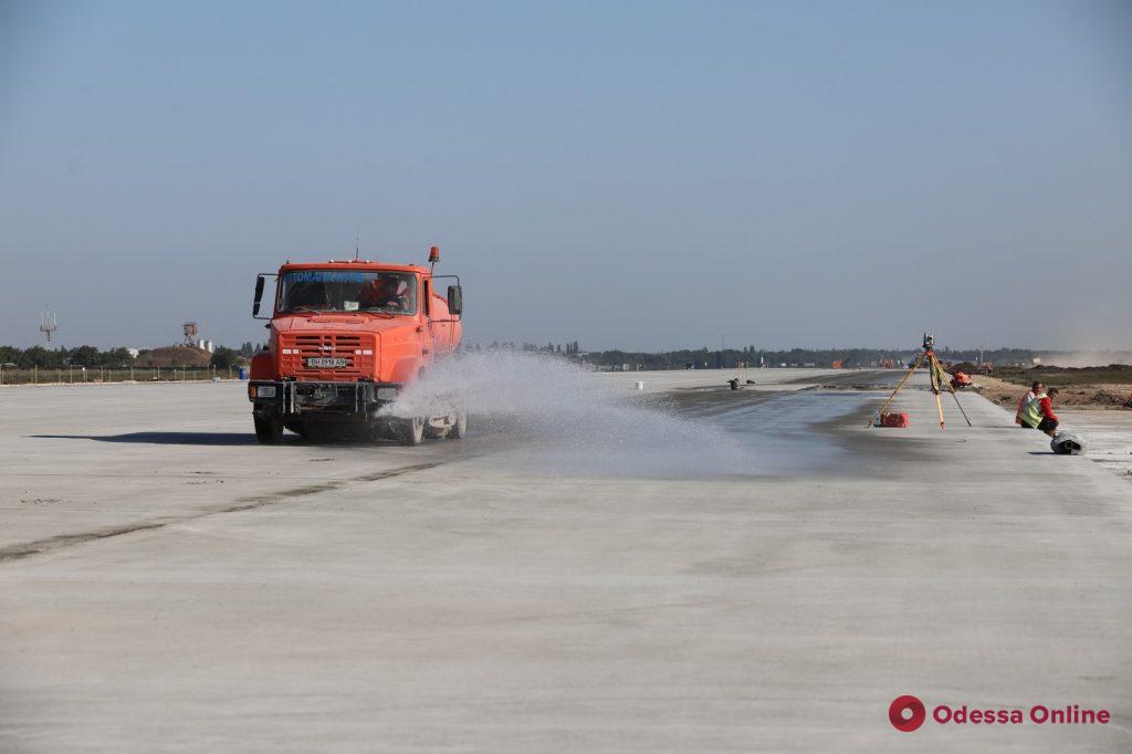 Новую взлетную полосу Одесского аэропорта введут в работу в мае 2020 года