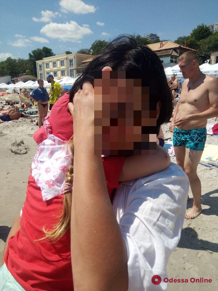 Матросы-спасатели вернули родителям потерявшихся на одесском пляже малышек