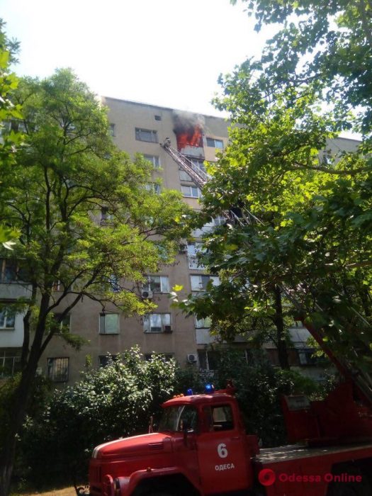 На Таирова тушили пожар в многоэтажке (обновлено)